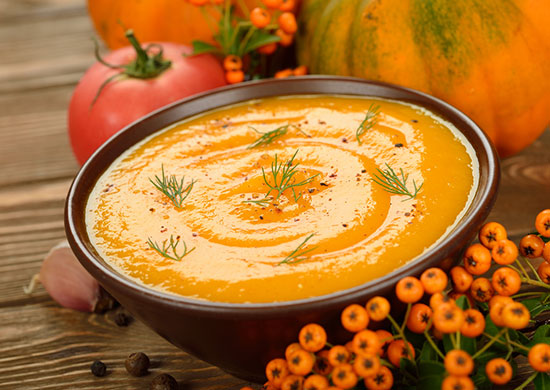 Lecker Kürbissuppe mit Moringa Schmackhafte Kürbiscremesuppe mit Schwarzkümmelöl und Moringa verfeinert.