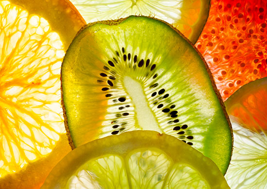 Verschiedene Obstsorten, reich an verschiedenen Vitaminen.